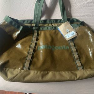 Nwt Patagonia black hole bag in olive green